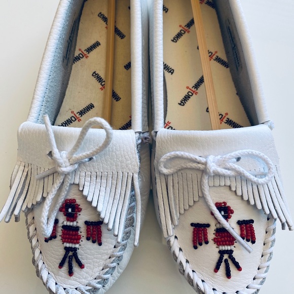 BNWB MINNETONKA WHITE LEATHER SIZE 6 WOMEN’S - Picture 3 of 10